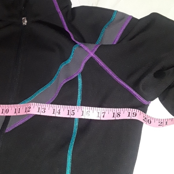 FLASH SALE Fila jacket & shorts - Picture 5 of 7